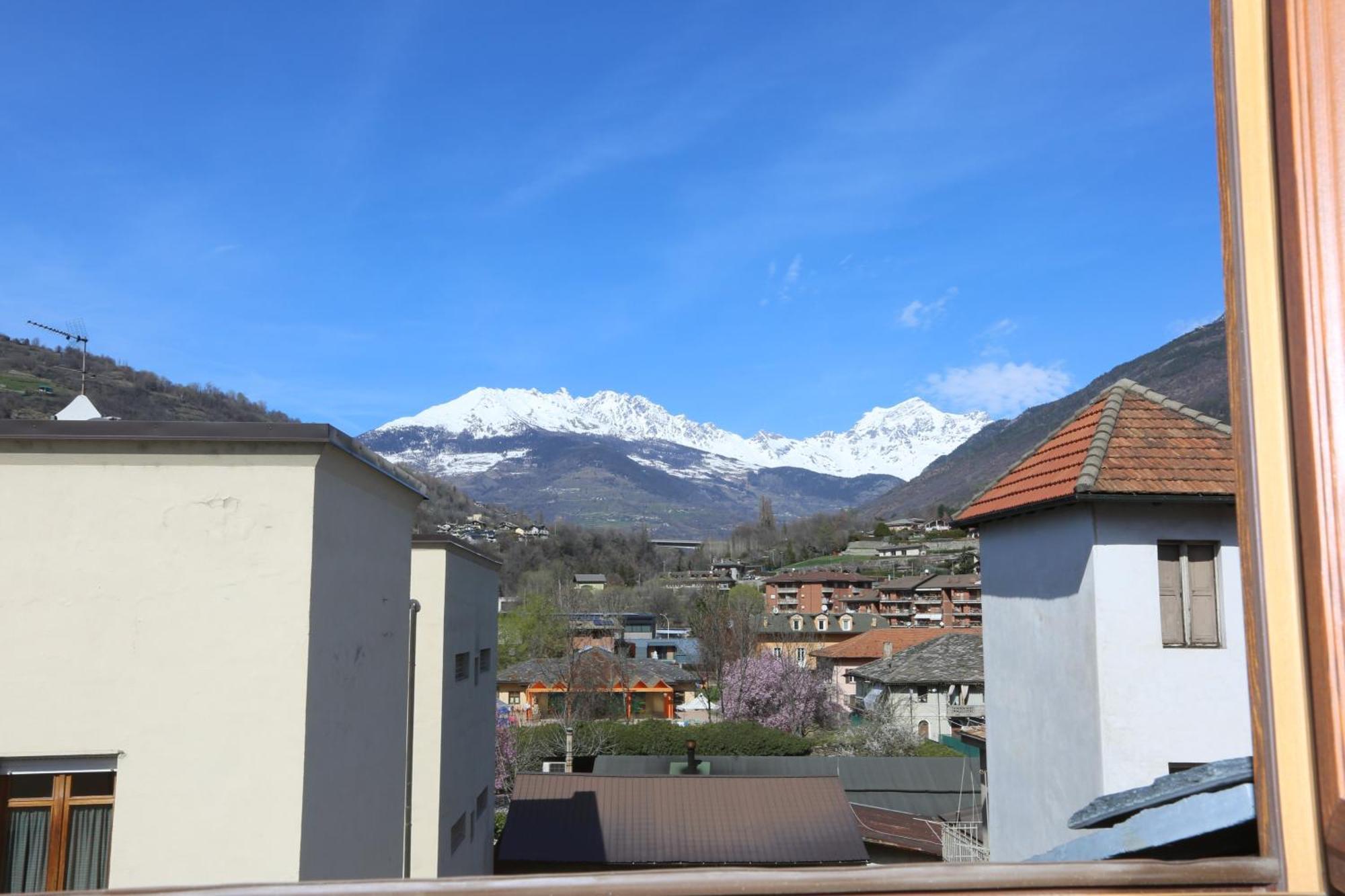 L'Abri En Ville - Parcheggio Privato A 100 Mt Ed Accesso Con Auto Nell'Area Pedonale Aosta Dış mekan fotoğraf